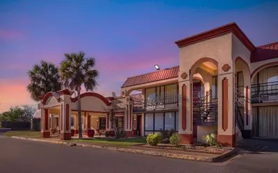 HomeTowne Studios by Red Roof Montgomery - Midtown