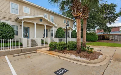 .2 Miles From Beach, Bright and Modern Townhome, 3bd, 3bth