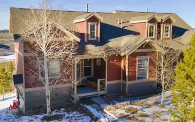 Peak View Drive 3 Bedroom Townhouse by RedAwning