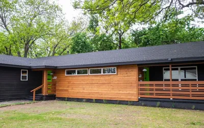 The Mod Poppy Large Home 10 Minutes From it all