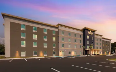 HomeTowne Studios by Red Roof Tampa - Airport