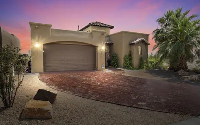 Relax & Rejuvenate: Pool, Sauna & Gym 3 Bedroom Home by RedAwning