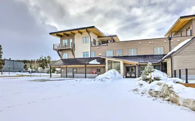 Aprez Retreat 3 Bedroom Condo by RedAwning