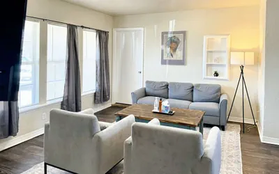 2 brs House With Fenced Yard Near the ZOO