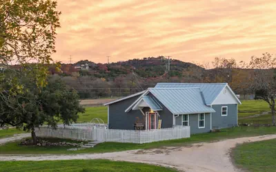 Kingsby Cottage - 1BR & Mountain Views