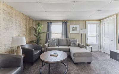 Snug Escape Close To Niagara Falls 2 Bedroom Home