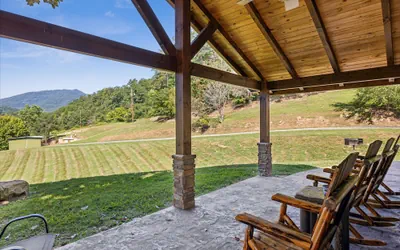 Private 15 Acres w Pond Hot Tub Game Room