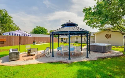 5 2 two Kings hot tub Firepit 16min to Wine Trail Nearby Pickleball Courts Pool