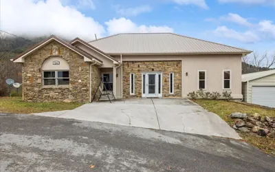 Spectacular Home w Hot Tub Fireplace Jacuzzi