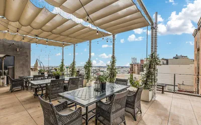 Stylish 2br/2ba At HWH by Oneluxstay