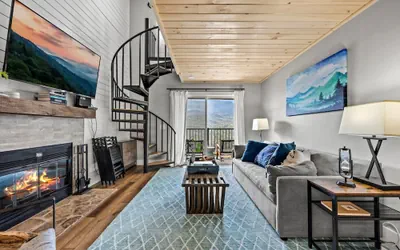 Loft Sleeps 8 Views Indoor Pool Access