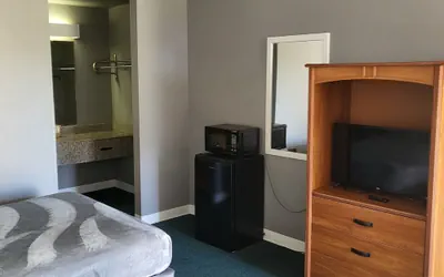 2 queen beds hotel studio 107 Hot tub