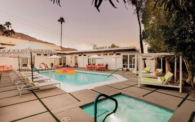 5 Private Rooms, Sleeps 14 Wesley Studio Buyout