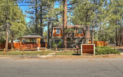 88 Acres Cottage in Big Bear w HotTub
