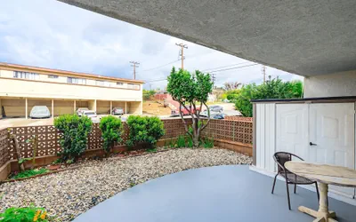 Modern Cozy Retreat Stylish Stay With Patio Parking