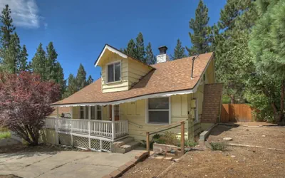 Sunshine Cabin Cozy 2-Story Getaway