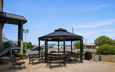 Sundowner Inn by Capital O Forsyth I 94