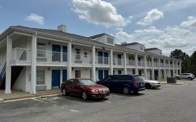 Brentwood Inn & Suites