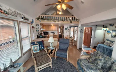 Luxurious Oceanfront Cabin 7 Getaway w Hot Tub