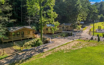 5 Cabins in Gburg Sleeps 16 Firepit Games