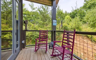 Gorgeous Cabin w Hot Tub Firepit Gameroom