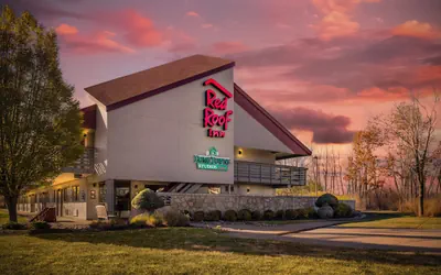 HomeTowne Studios by Red Roof Buffalo - Niagara Airport