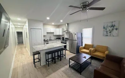 Newly Renovated 2 Bedroom - A Seasoned Superhost