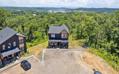 Luxury Cabin w Indoor Pool Hot Tub Game Room