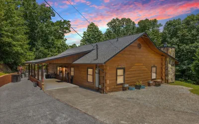 Cozy Cottage w EV Charger Firepit Bed Swing
