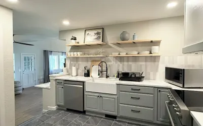 Lakeview Lounge Group-friendly Near Hefner LW