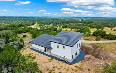 Hill Country Escape W/views Plus, Hot-tub and Pet Friendly!