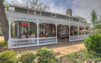 West Suite in Gillespie House -steps to Main Street!