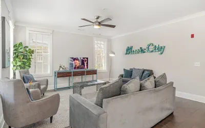 Ivory - Private Porch - Walk to Centennial Park