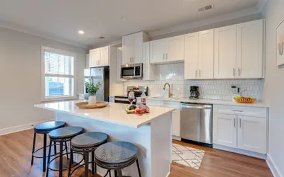 Mesmerize Melrose - Mins to Broadway - 2 Bedrooms