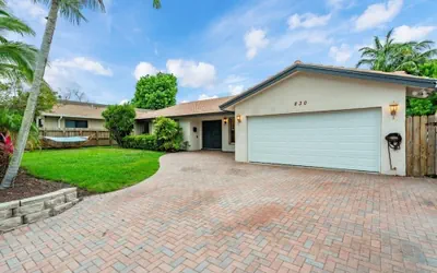 Fox Island Heated Spa- Downtown & Beach 4 Bedroom Home