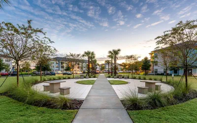 Monarch Apartments 15m to Parks, Pet Friendly, Free Parking by Heavenly Homes