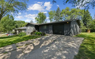 Iowa City 4br Backyard Walk To Stadium 4 Bedroom Home