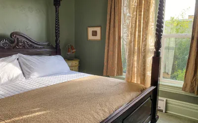 Upstairs at Thevictorian - Lush Walkable and Dog-friendly Retreat - Steps From Downtown Bellingham