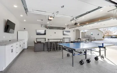 House w Finished Garage Walk to Lambeau Bars Resch