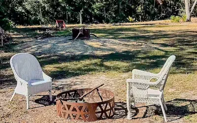 Private Room at Crystal River Retreat with Salt Water Pool
