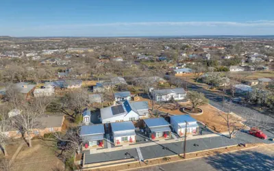 Pop-2: Hot-tub/close to Main St!