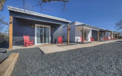 Pop 1: Hot-tub + Close to Main St