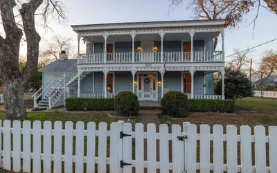 Victorian Escape-pool & Hot Tub!