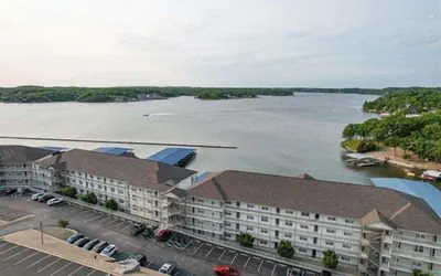 Nautical-inspired Lakefront Unit w/ Awesome Views