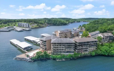 Lakefront 1st-floor Condo, Screened Patio, Pools & Courts