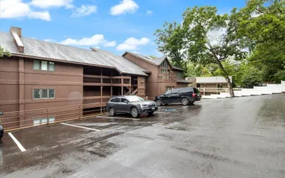 Spacious Pet-friendly Lakeview Condo w/ Boat Slip & Pools