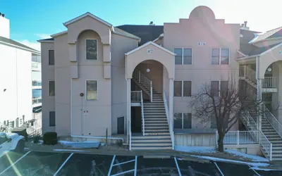 Upscale Condo, Amazing Views, Pools and Pickleball