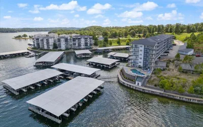 Serene Lake View and Easy Access to Local Delights