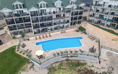 Steps to Water, Serene View, Updated Condo Family Fun w/ 3 Pools in Camdenton