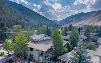 The Fields - 110 is a Cozy Mountain Condo With Access to Everything - Community Hot Tub